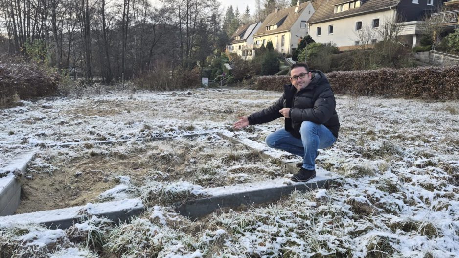 Mann auf einem zerstörten Spielplatz.