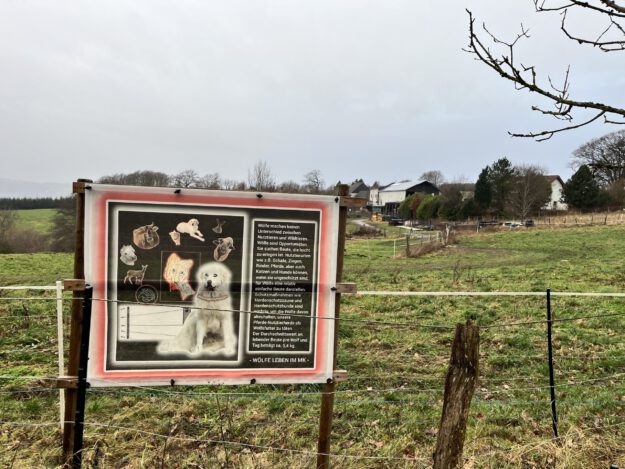 Ein Schild am Rande einer Pferdeweide