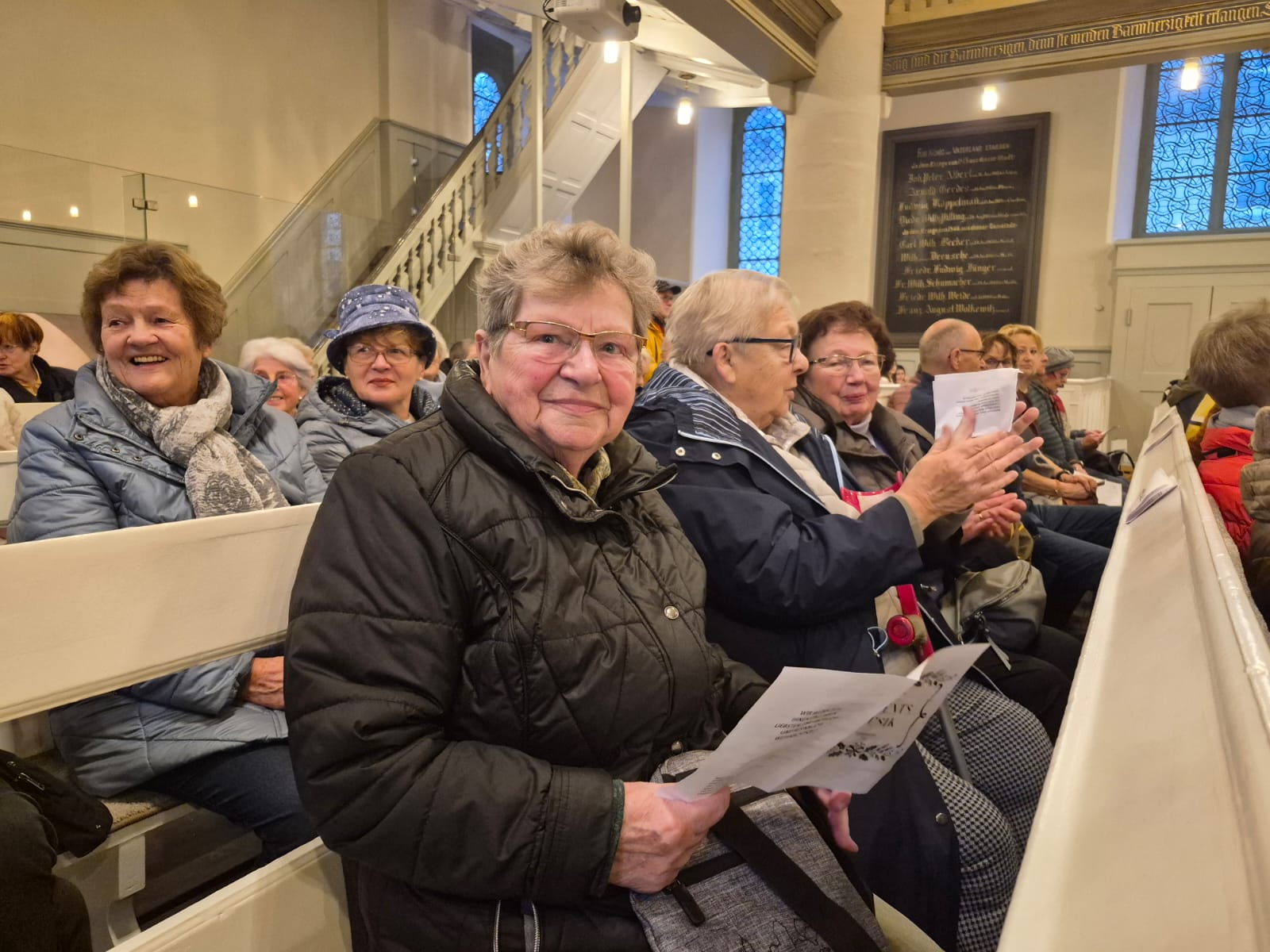Frau beim Konzert in der Lutherkirche