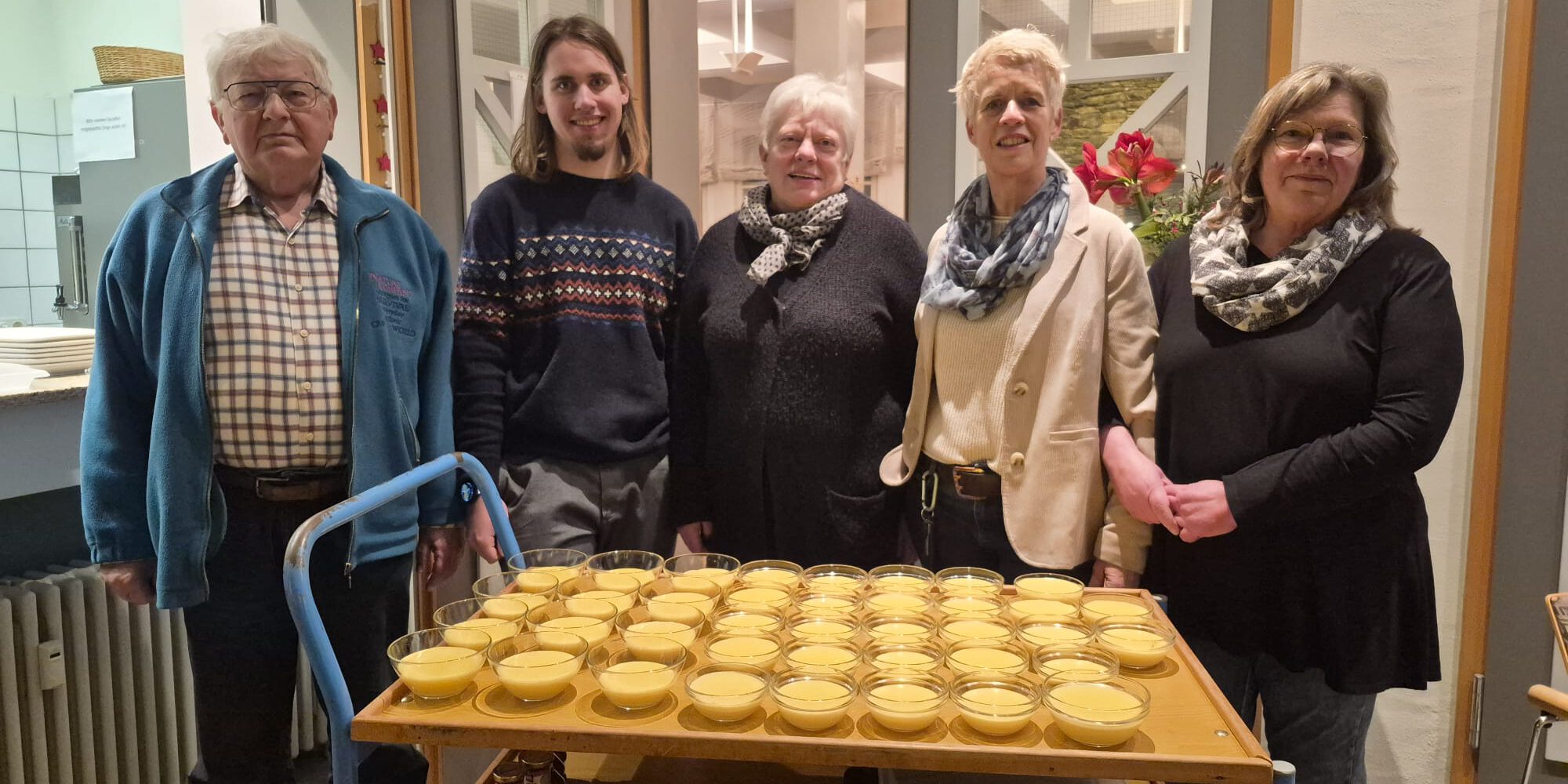 Helfer, die ein kleines Fest vorbereitet haben.