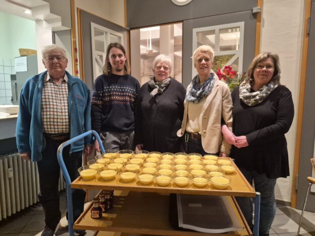 Helfer, die ein kleines Fest vorbereitet haben.