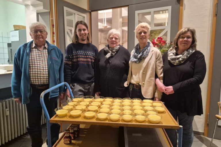 Helfer, die ein kleines Fest vorbereitet haben.