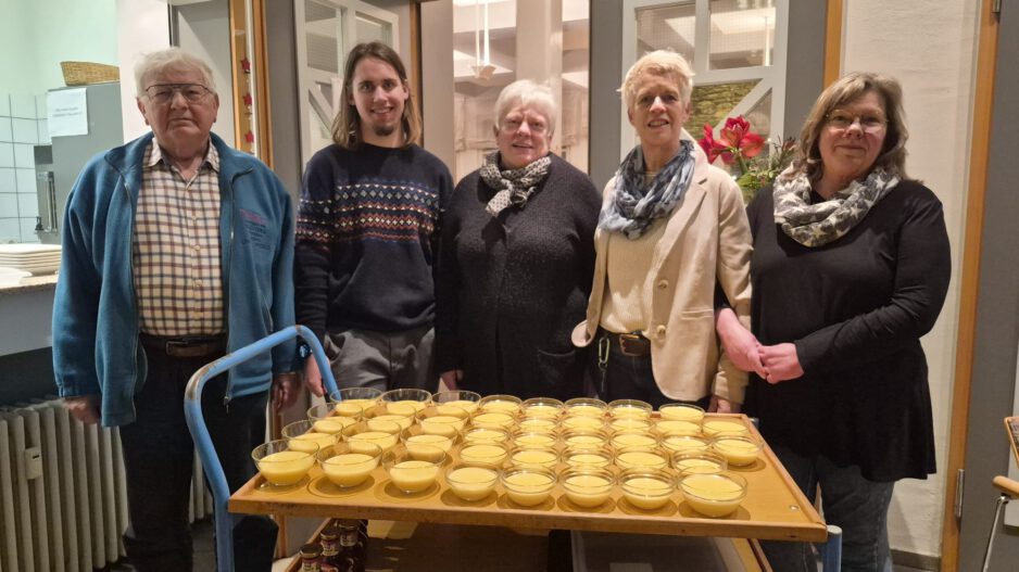 Helfer, die ein kleines Fest vorbereitet haben.