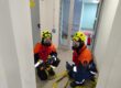 Zwei Kinder in Feuerwehrkleidung
