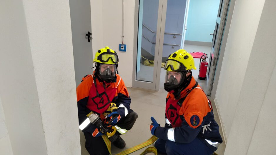 Zwei Kinder in Feuerwehrkleidung