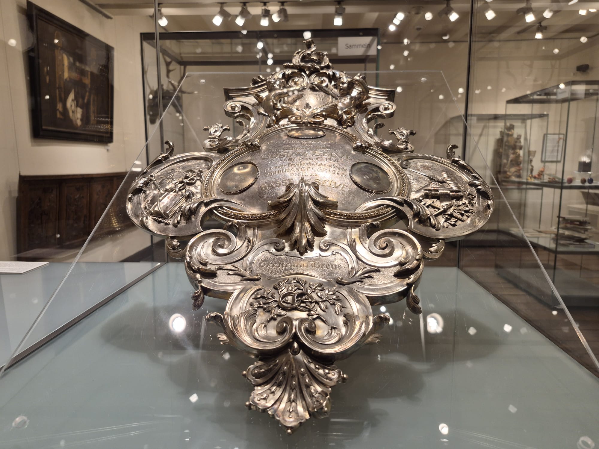 Ein historisches Silberschild