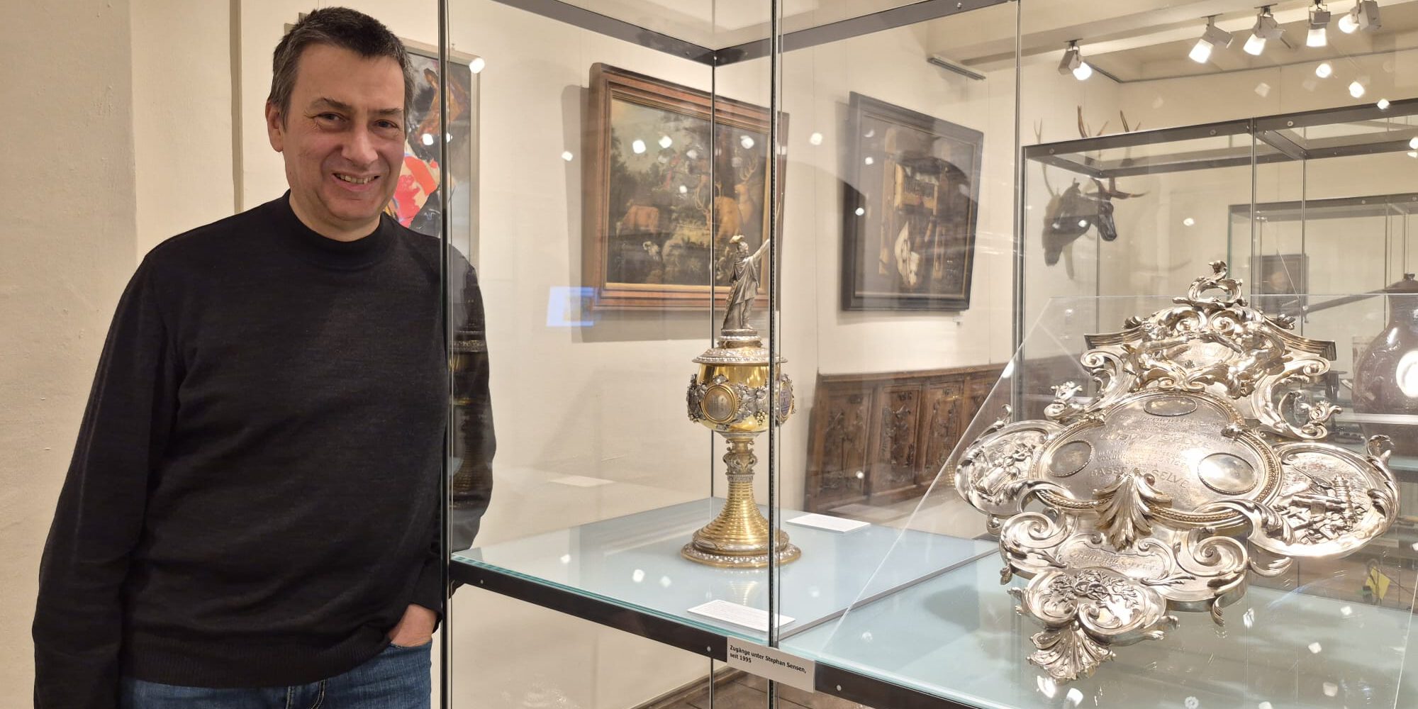 Stephan Sensen an einer Vitrine
