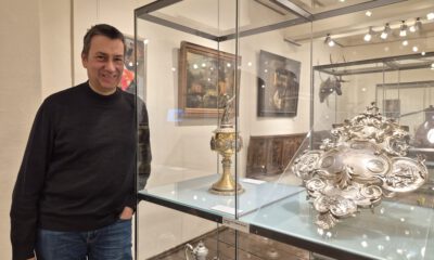 Stephan Sensen an einer Vitrine