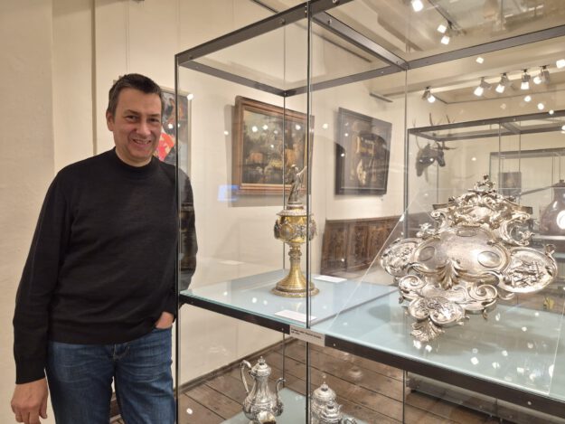 Foto: Ilka Kremer Stephan Sensen an einer Vitrine