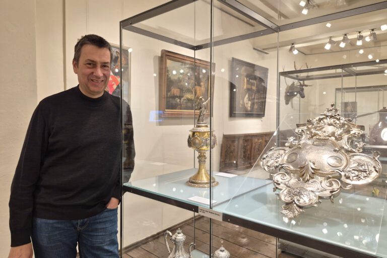 Foto: Ilka Kremer Stephan Sensen an einer Vitrine