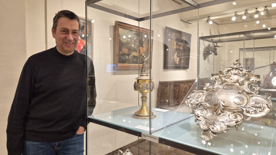 Stephan Sensen an einer Vitrine