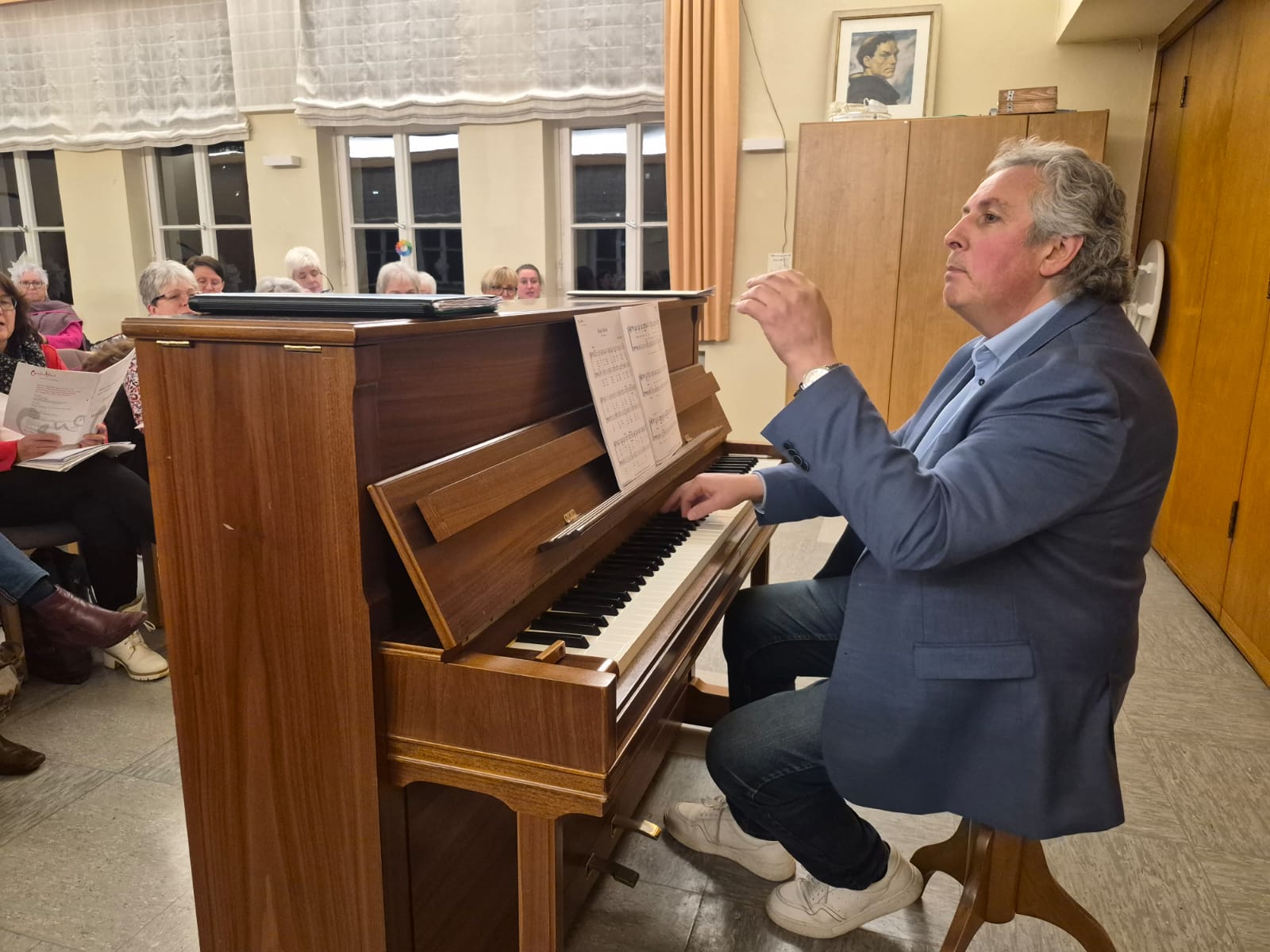 Chorleiter am Klavier