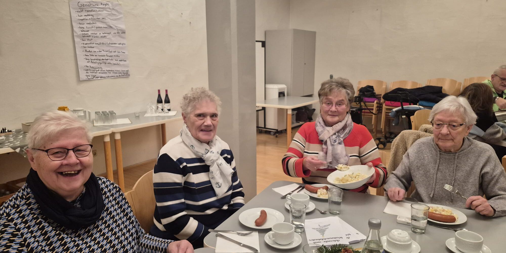 Seniorinnen am Tisch