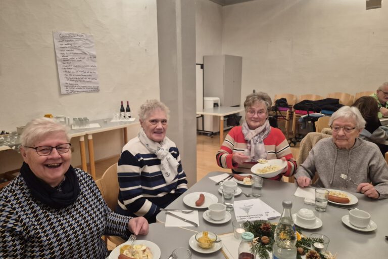 Seniorinnen am Tisch