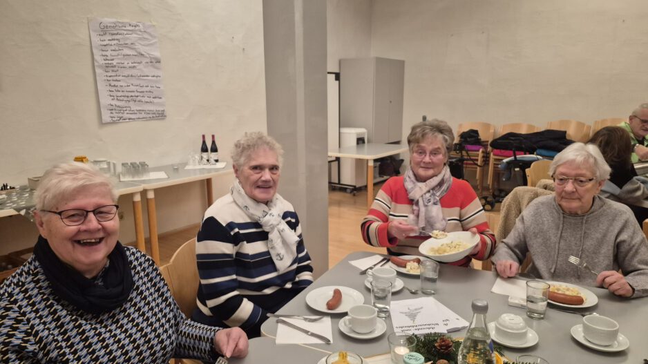Seniorinnen am Tisch