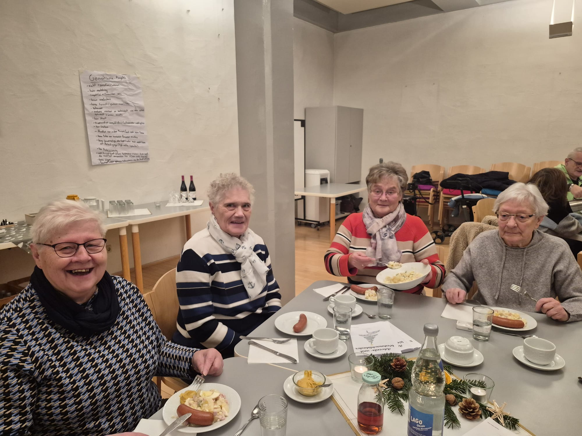Seniorinnen am Tisch