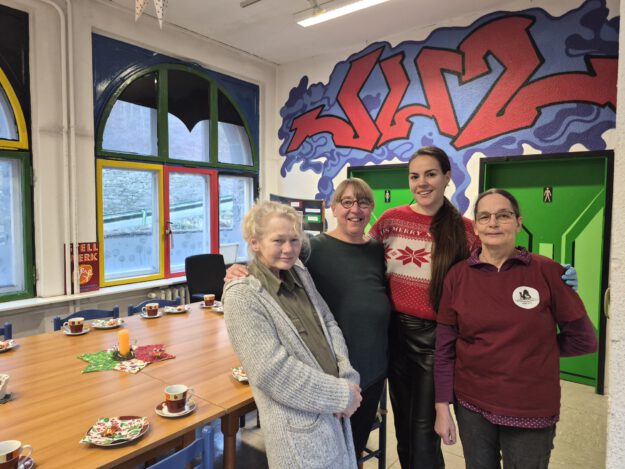 Frauen in einem Raum.