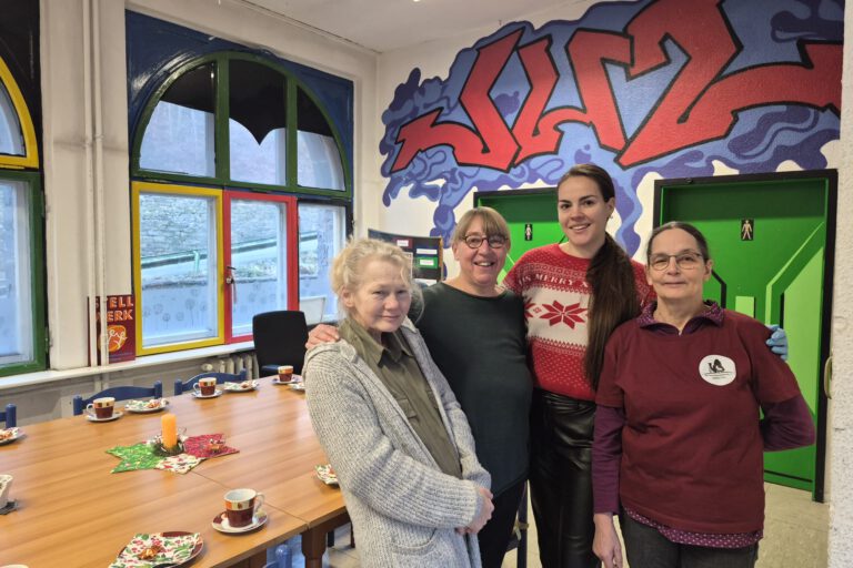 Frauen in einem Raum.