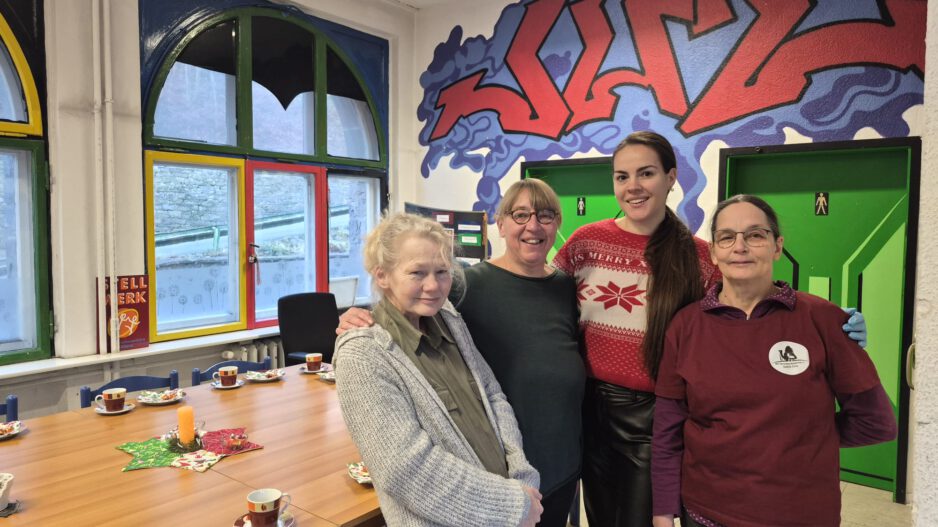 Frauen in einem Raum.