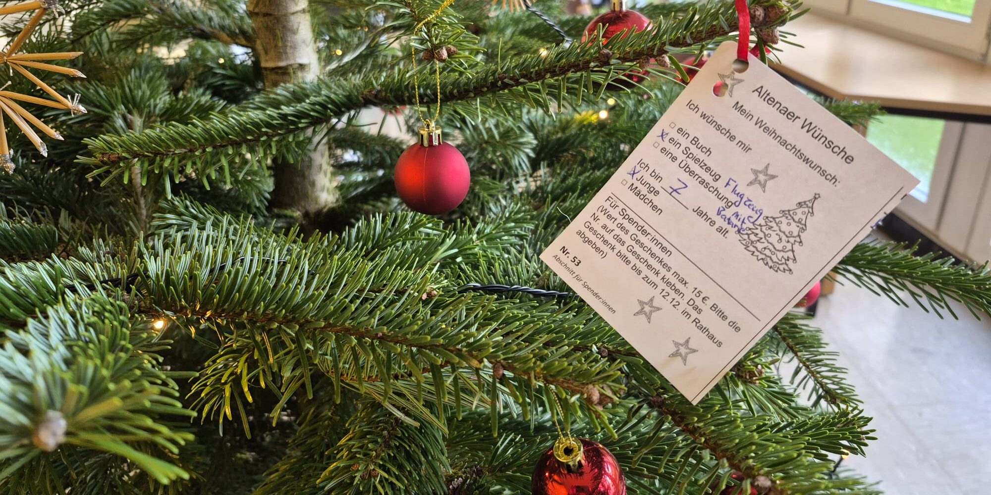 Wunschzettel im Weihnachtsbaum