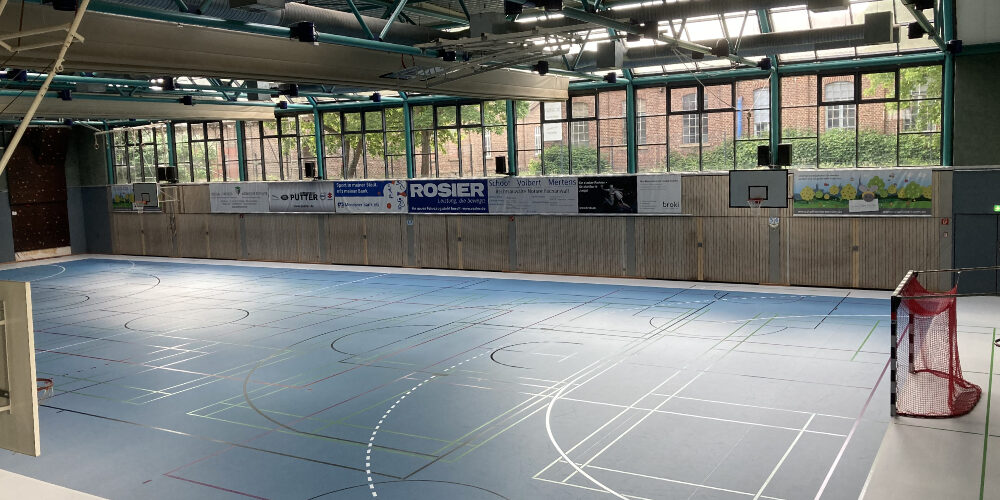 Innenansicht der Kreissporthalle am Hönne-Berufskolleg in Menden vor der Sanierung.