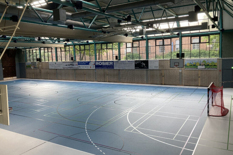 Innenansicht der Kreissporthalle am Hönne-Berufskolleg in Menden vor der Sanierung.