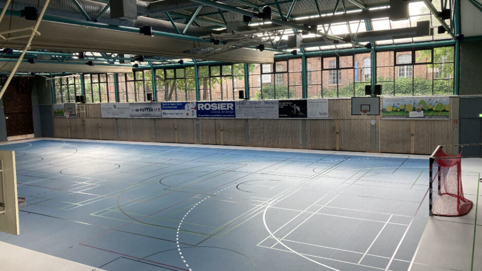 Innenansicht der Kreissporthalle am Hönne-Berufskolleg in Menden vor der Sanierung.