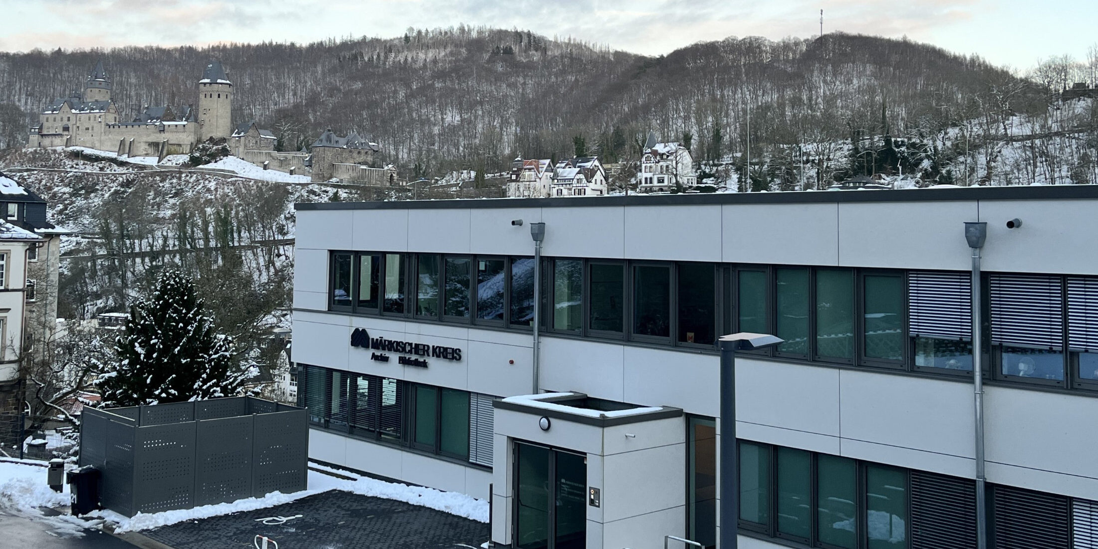 Verwaltungsgebäude des Märkischen Kreises, im Hintergrund die Burg Altena