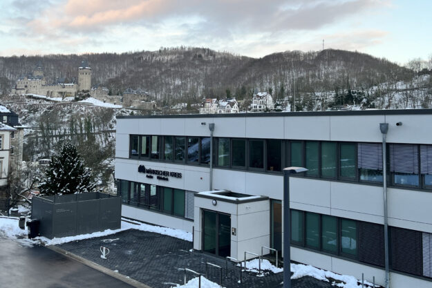 Verwaltungsgebäude des Märkischen Kreises, im Hintergrund die Burg Altena
