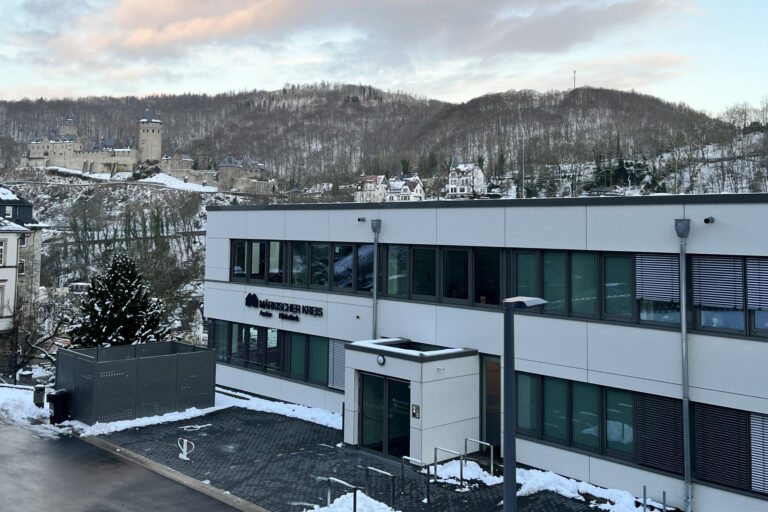 Verwaltungsgebäude des Märkischen Kreises, im Hintergrund die Burg Altena