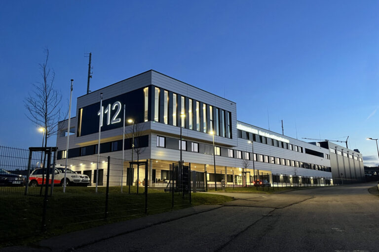 Außenansicht des Brandschutz- und Rettungsdienstzentrums in Altena-Rosmart.
