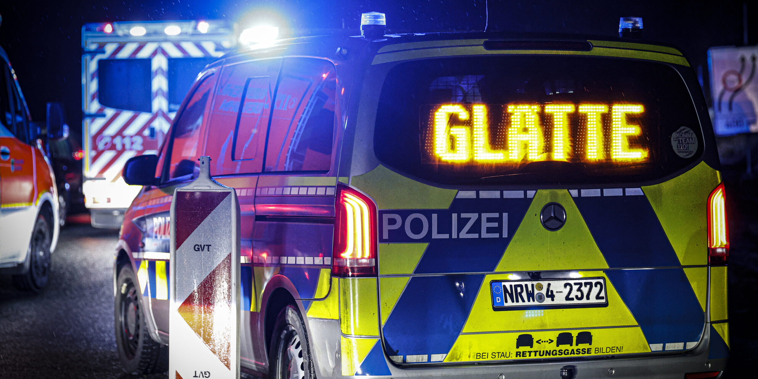Ein Polizeiauto mit dem Schriftzug "Glätte"
