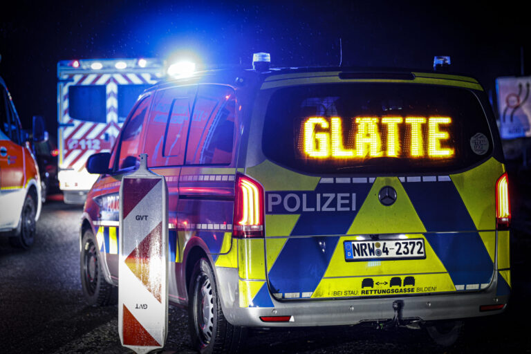 Ein Polizeiauto mit dem Schriftzug "Glätte"