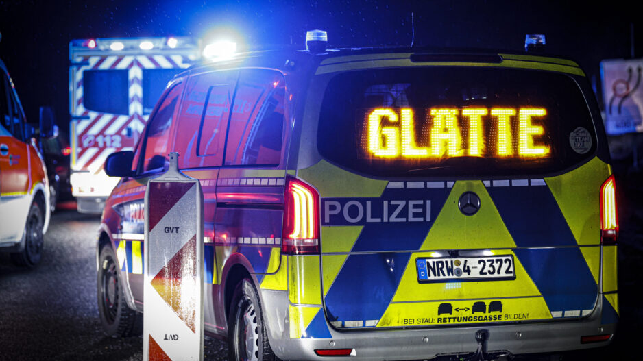 Ein Polizeiauto mit dem Schriftzug "Glätte"