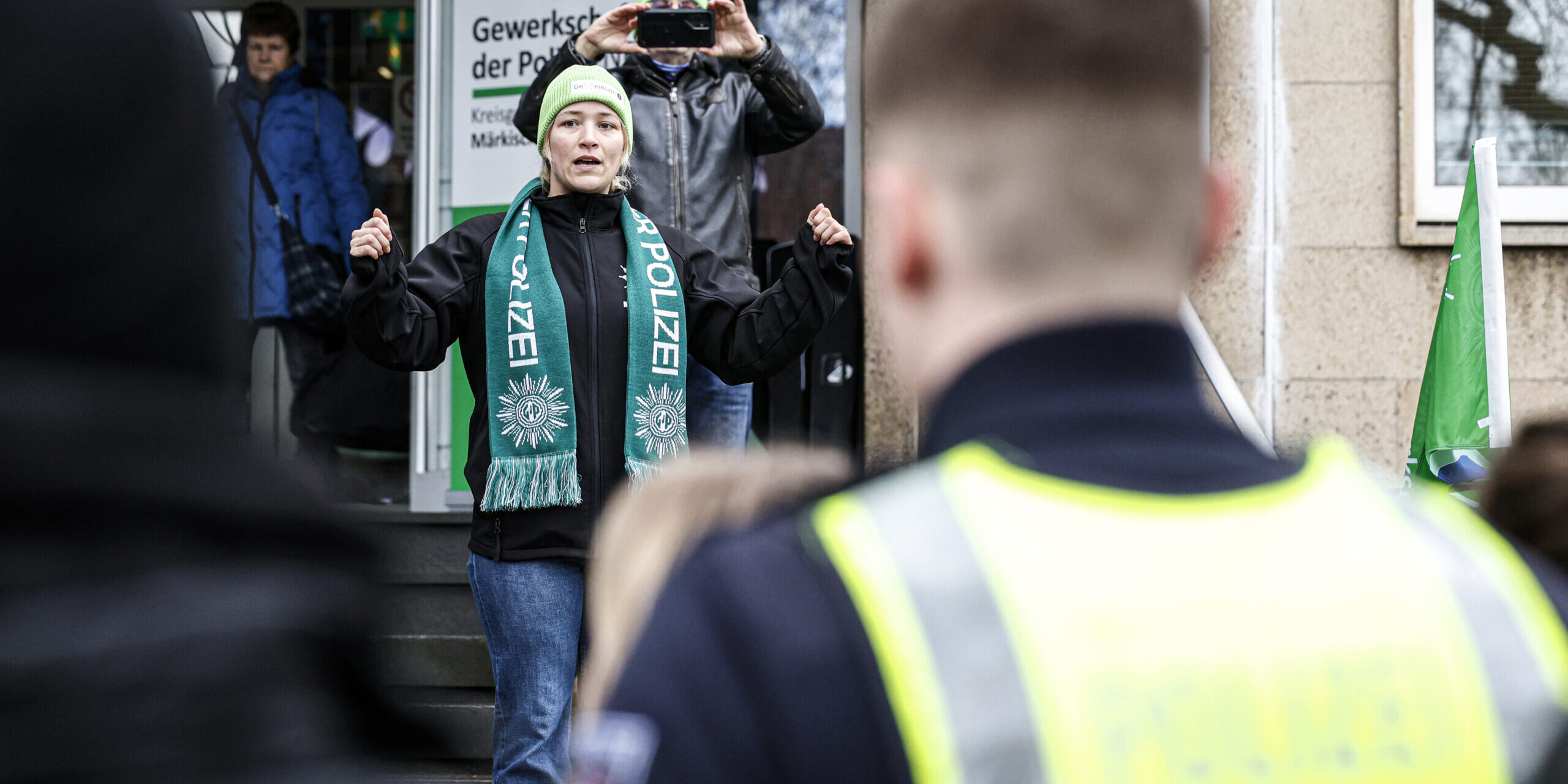 GdP-Kreisvorsitzende Michelle Pfeiffer steht auf den Stufen vor dem Kreishaus in Iserlohn und hält eine Rede.