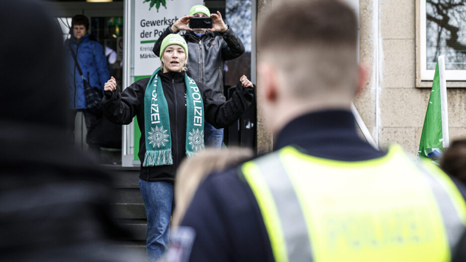 GdP-Kreisvorsitzende Michelle Pfeiffer steht auf den Stufen vor dem Kreishaus in Iserlohn und hält eine Rede.