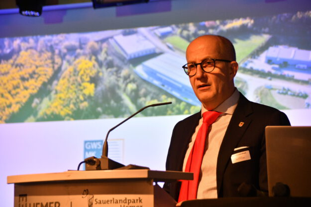 Landrat Ralf Schwarzkopf hält eine Rede.