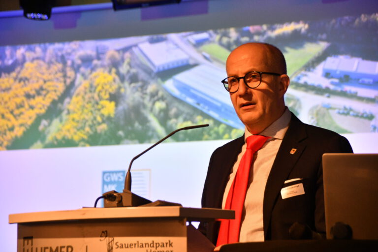 Landrat Ralf Schwarzkopf hält eine Rede.