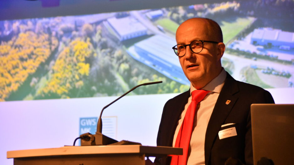 Landrat Ralf Schwarzkopf hält eine Rede.