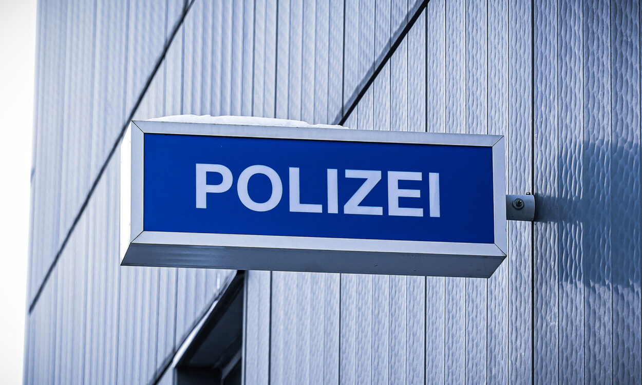 Ein Polizeischild am Polizeirevier.