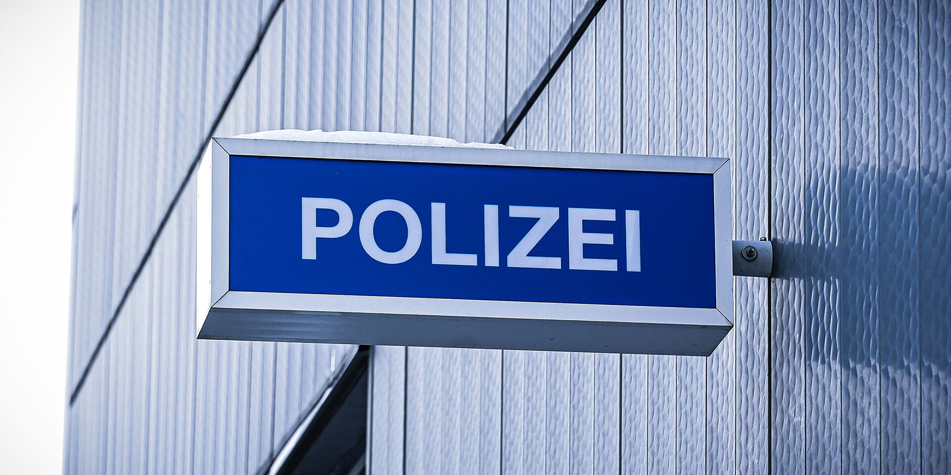 Ein Polizeischild am Polizeirevier.