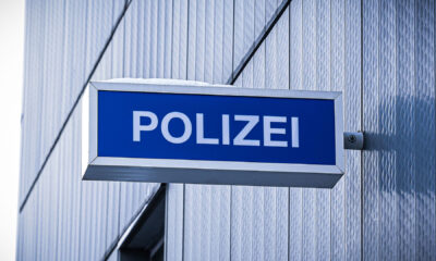 Ein Polizeischild am Polizeirevier.