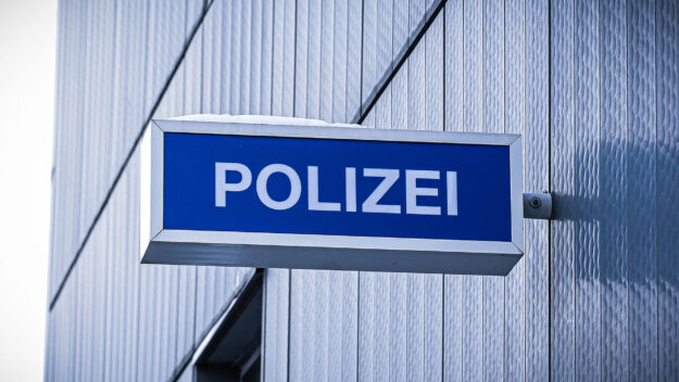 Foto: Dennis Echtermann Ein Polizeischild am Polizeirevier.