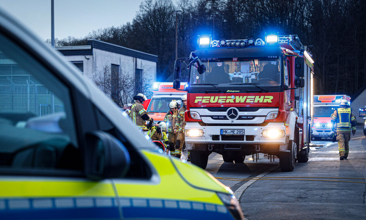 Ein Löschfahrzeug der Feuerwehr Menden hier bei einem Brandeinsatz.