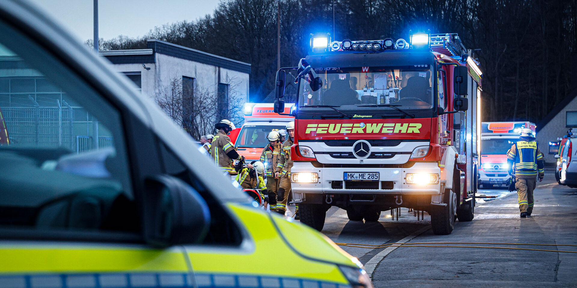 Ein Löschfahrzeug der Feuerwehr Menden hier bei einem Brandeinsatz.