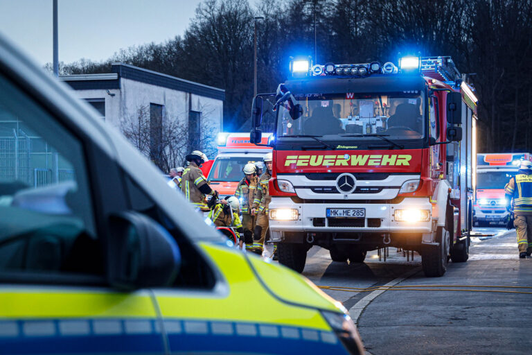 Ein Löschfahrzeug der Feuerwehr Menden hier bei einem Brandeinsatz.