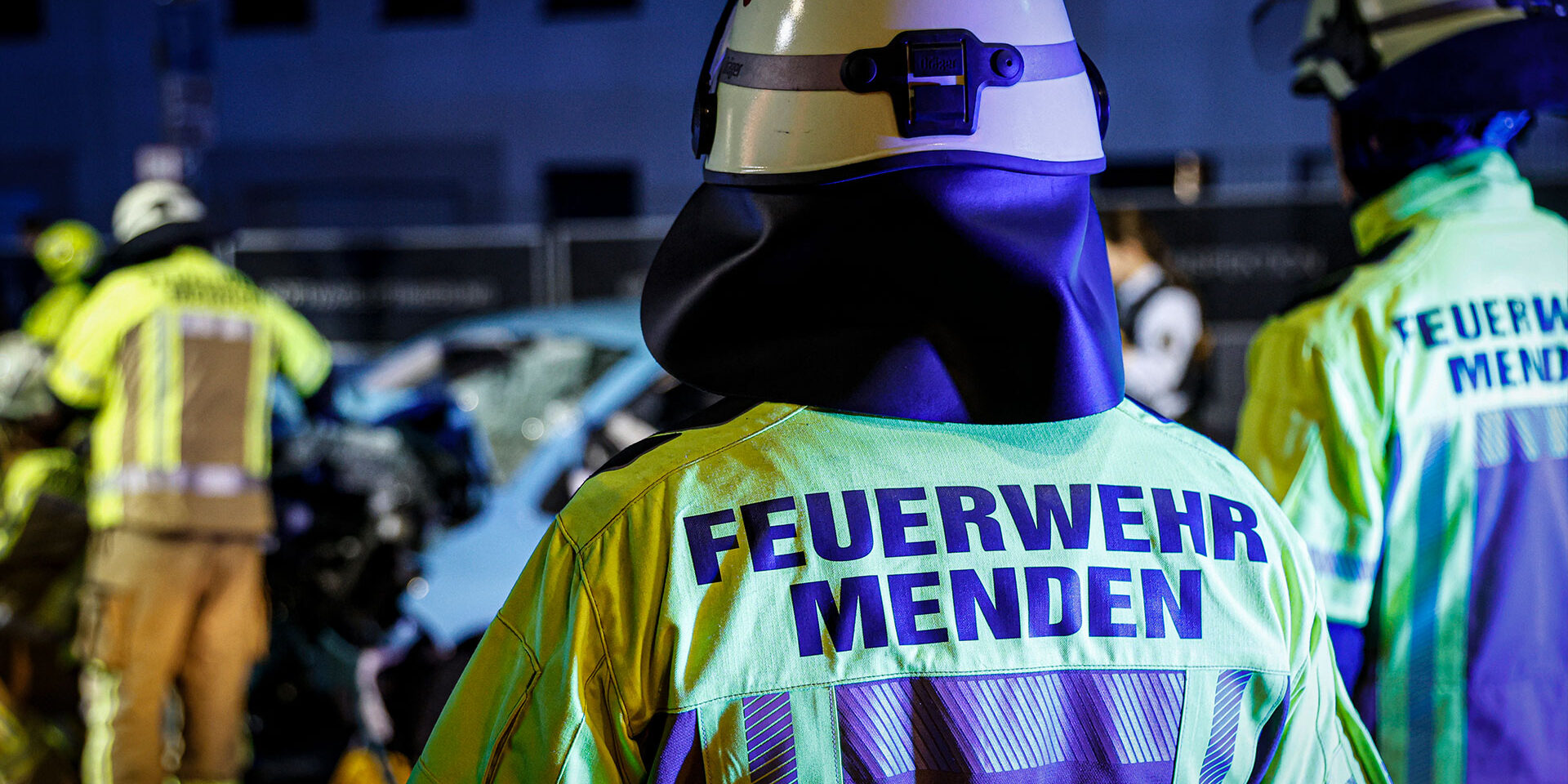 Einsatzkräfte der Feuerwehr Menden hier bei einem Verkehrsunfall (Symbolbild)