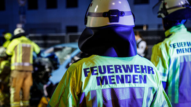 Einsatzkräfte der Feuerwehr Menden hier bei einem Verkehrsunfall (Symbolbild)