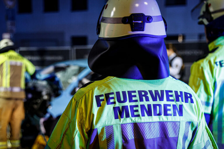 Einsatzkräfte der Feuerwehr Menden hier bei einem Verkehrsunfall (Symbolbild)