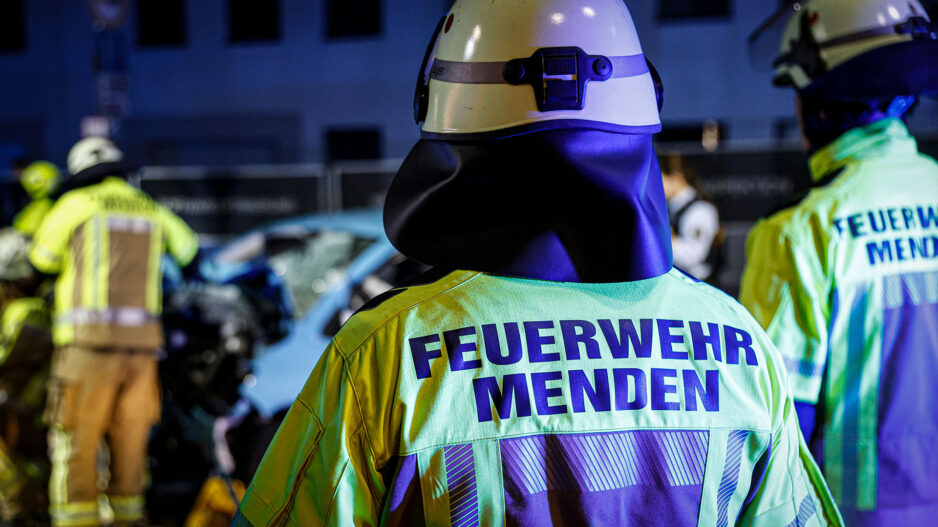 Einsatzkräfte der Feuerwehr Menden hier bei einem Verkehrsunfall (Symbolbild)